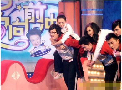 有一个综艺节目,男女嘉宾一起做游戏,最后女的把花丢向喜欢的男生,两人结成情侣。