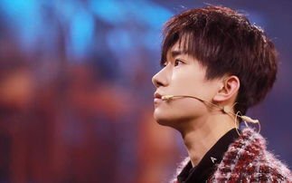 易烊千玺晒“伍万里”930破壳照，照片中易烊千玺工作的样子有多帅？