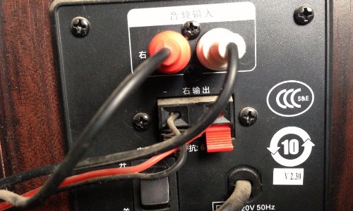 如何将功放机与电脑相连接？
