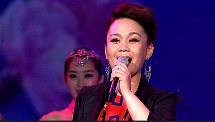 有一句桃李芳菲梨花笑是那一首歌词？