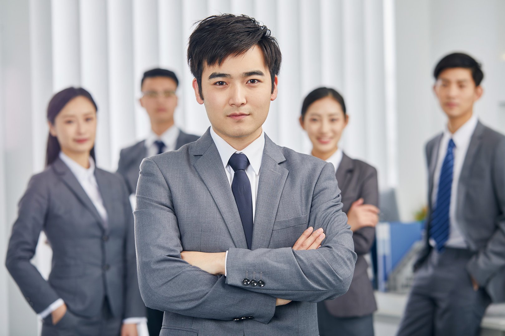 单位领导不放心我，什么事都不敢叫我去干，怎么办？怎么提高自己的能力？很焦虑，万一有一天来个新人