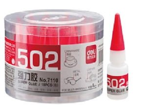 青岛一男孩被浇502胶水，他同学出于什么原因要浇他502胶水？