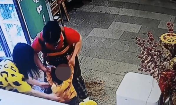 遵义男孩在火锅店奔跑和端汤服务员相撞，孩子在饭店奔跑有多危险？