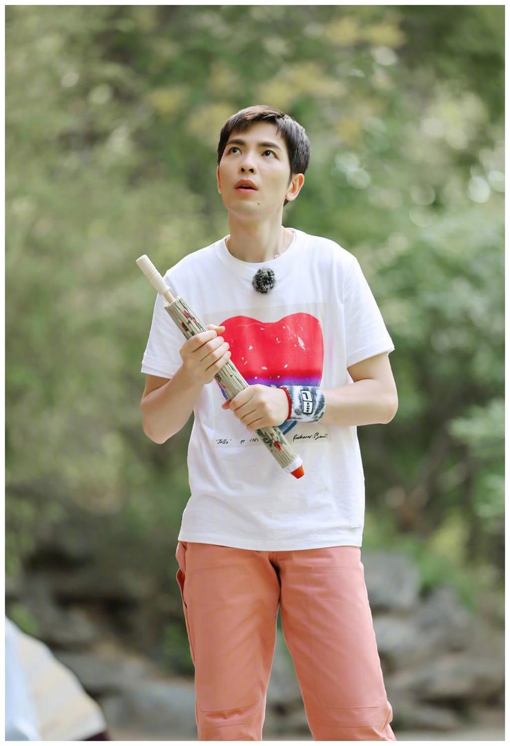 粉丝送萧敬腾油纸伞，这个礼物有何深意？