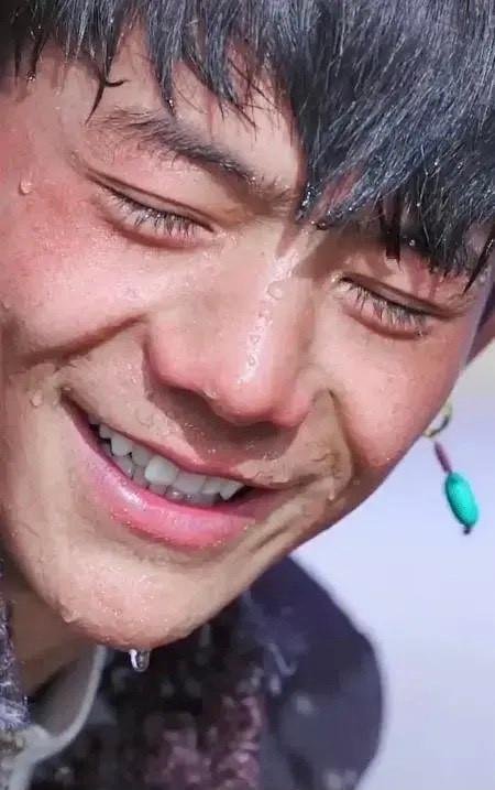 丁真称以前放牛骑马现在还要干活，走红后的他还有哪些变化？