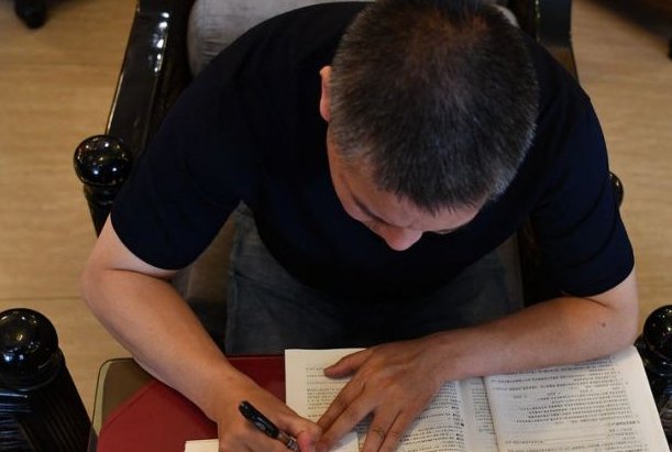 54岁考生梁实笑着走出考场，这是他第几次参加高考了？