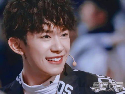 易烊千玺晒“伍万里”930破壳照，照片中易烊千玺工作的样子有多帅？