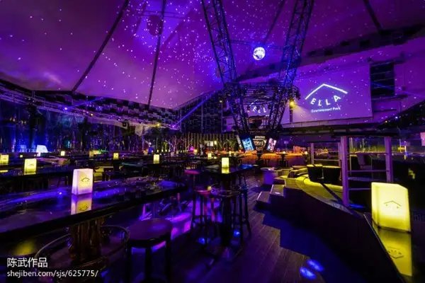 男子强行拖拽女子进厕所隔间！酒吧发现此事后第一时间是怎么做的？