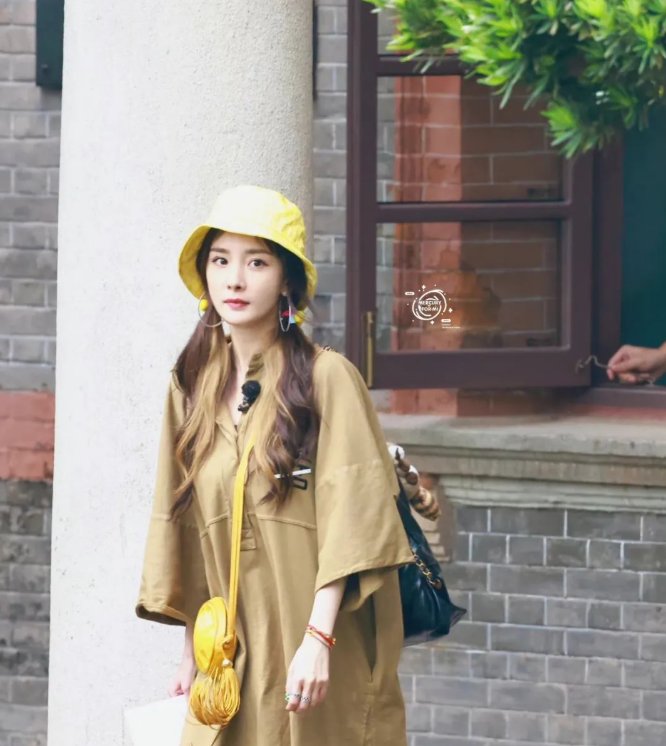 《花儿与少年》路透，杨幂韩东君荡秋千，是不是童趣十足呢？