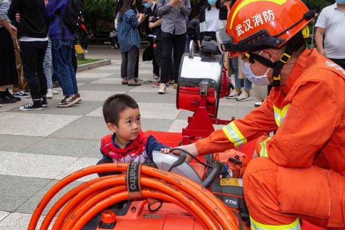 干粉灭火器的压把怎样才能按下去?