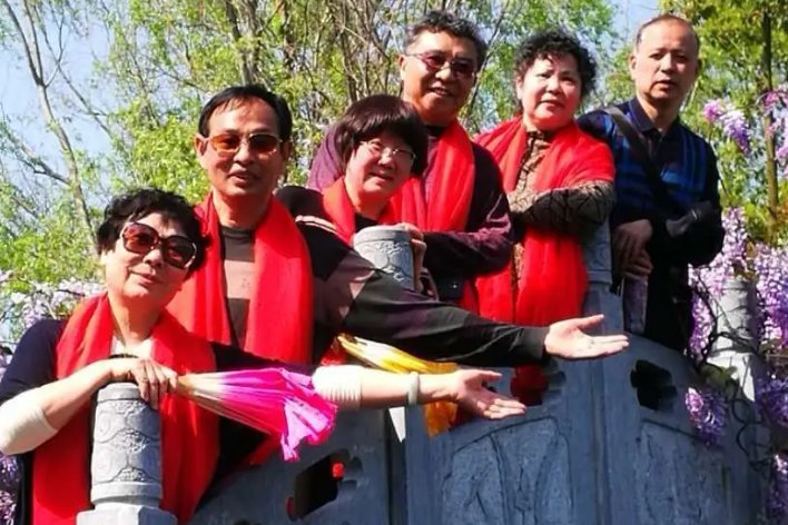 当时年少春衫薄,骑马倚斜桥,满楼红袖招是什么意思