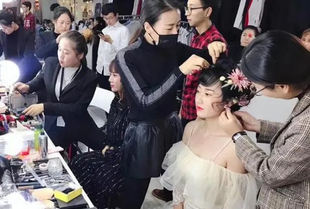 学化妆怎么找正规学校