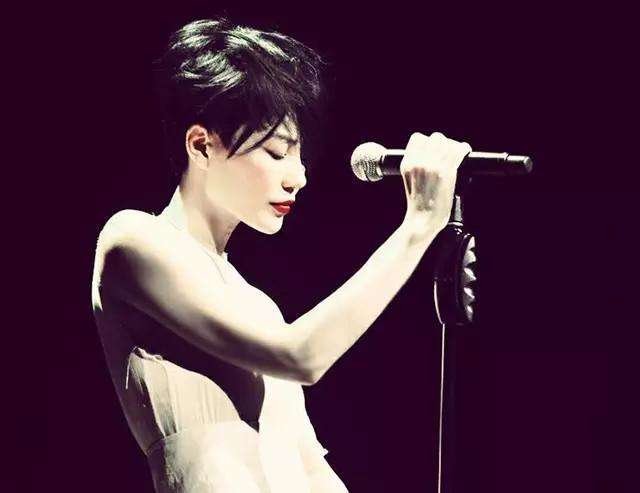 王菲的歌，第一句好像是：爱上一个天使的缺点，用一种魔鬼的语言。不知歌名，各位帮帮忙。