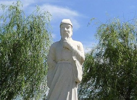 渑水燕谈录范公天下贤者译文初，范文正公贬饶州，朝廷方治朋党，士大夫莫敢往别，