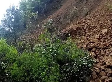 路人拍下甘孜山体滑坡瞬间：扬尘四起，道路中断！救灾工作进行的如何了？