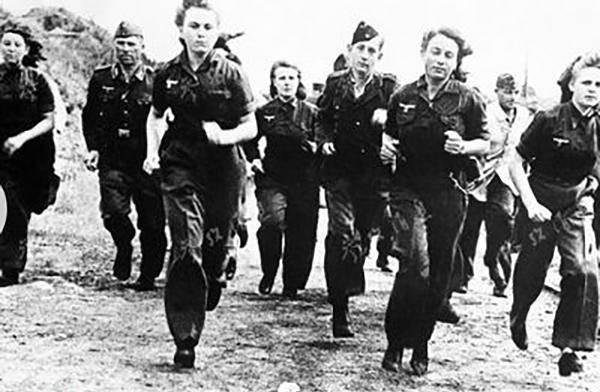 苏联女兵上厕所,为何会让德国妇女尖叫?