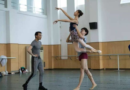 用“无论......还是......；无论......还是......都......