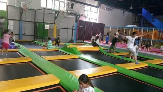 江苏一位女子连跳多张蹦床致骨折，你如何看待这件事？