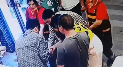 遵义男孩在火锅店奔跑和端汤服务员相撞，孩子在饭店奔跑有多危险？