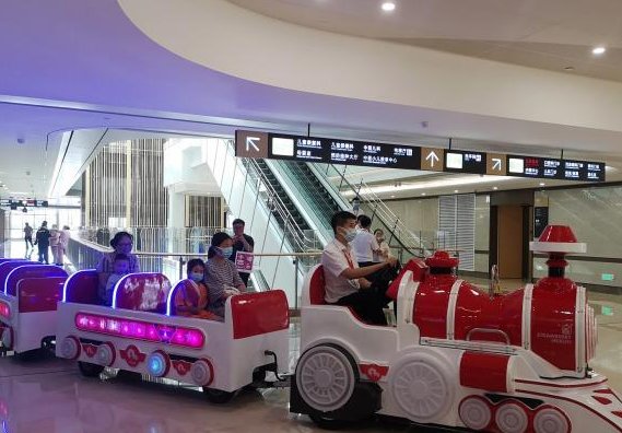 医院让孩子坐小火车排队看病，如何看待医院的做法？