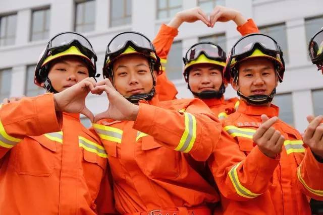 消防员出警遇外国人在线求助女友，这是怎么一回事？