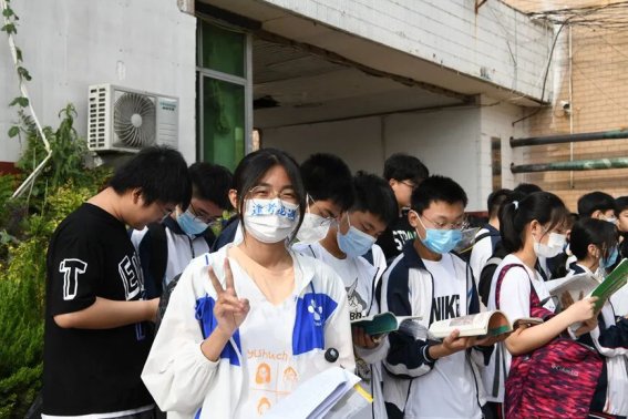 中考试题比平常的考试难吗?