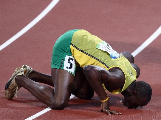 有一个黑人田径运动员，在离别赛场的时候，亲吻大地，很感人