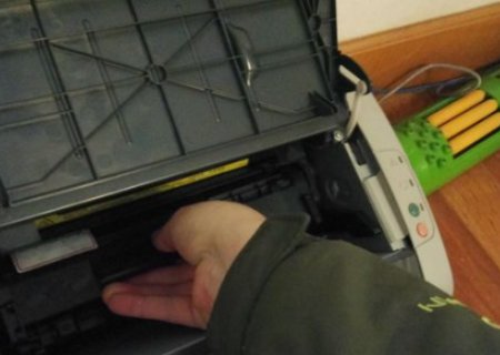 惠普laserjetM1213nf mfp打印机如何换墨盒？