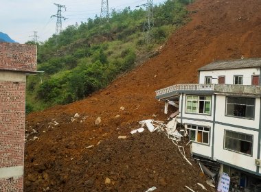 路人拍下甘孜山体滑坡瞬间：扬尘四起，道路中断！救灾工作进行的如何了？