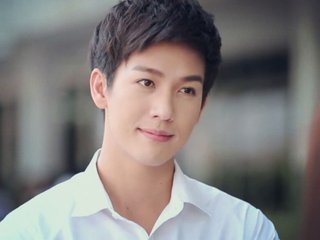 《丑小鸭之天生绝配》主要讲述的是什么故事？