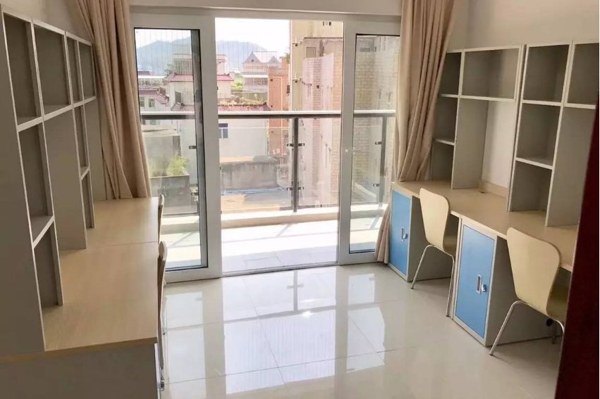 深大附中宿舍好吗？