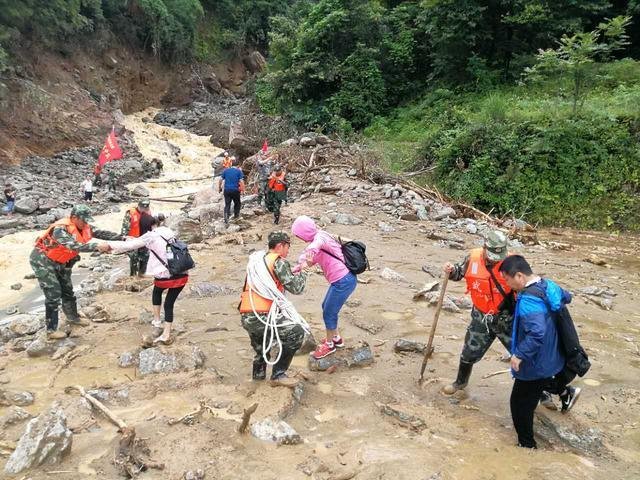 宜昌山洪多车沿山路漂流而下，引发山洪的原因是什么？
