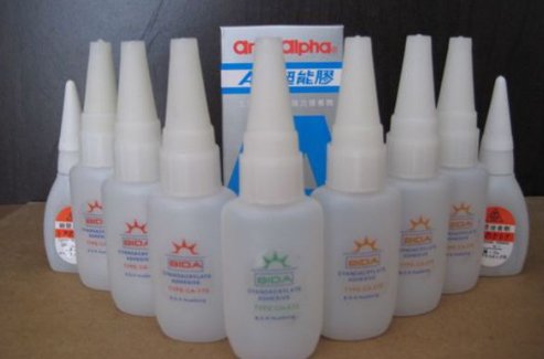 青岛一男孩被浇502胶水，他同学出于什么原因要浇他502胶水？