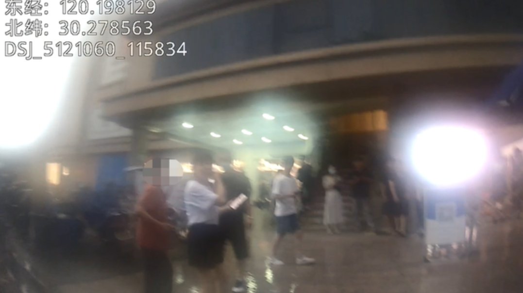 杭州4岁哥哥牵着3岁弟弟徒步两公里，民警暴雨中找回，如何预防孩子走失？