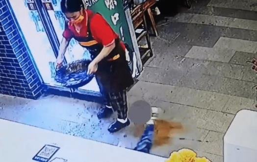 遵义男孩在火锅店奔跑和端汤服务员相撞，孩子在饭店奔跑有多危险？