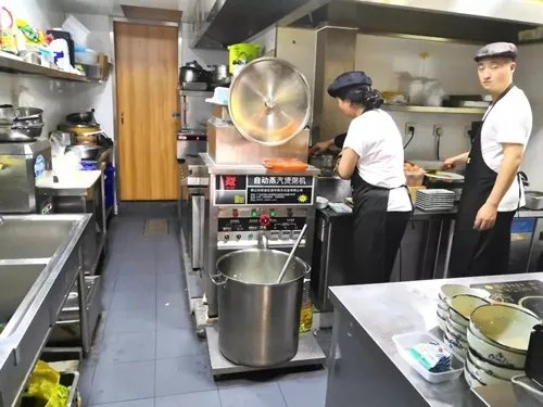 南京一女子投诉曼玲粥铺豆浆内爬满蟑螂,食品安全问题为何屡禁不止?