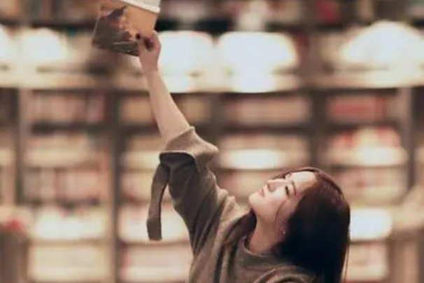 白天一起玩,夜间一块眠。到老不分散,人夸好姻缘。(打一动物名)