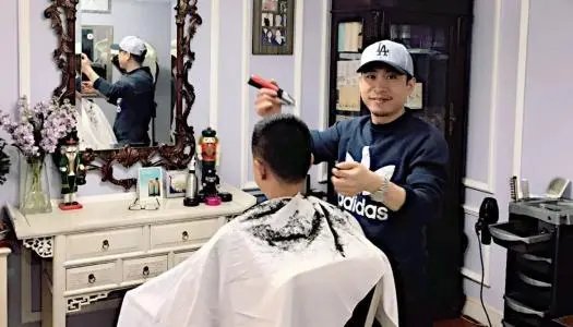 上海美发师为追求顾客偷头发卖钱,这位美发师的行为是否已经违法了?