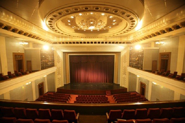 北京人艺到底是个什么组织？为什么那么牛？