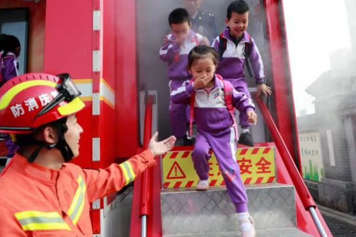 干粉灭火器的压把怎样才能按下去?