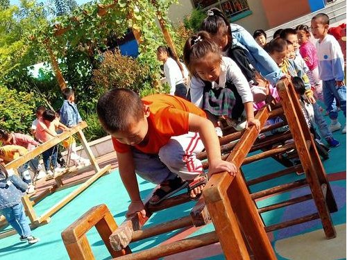 男孩楼顶攀爬妈妈求教育方法