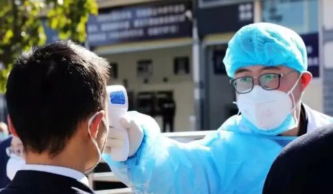 深圳男子煽动小区居民外出聚集，被警方依法行拘，他违反了哪些管控措施？