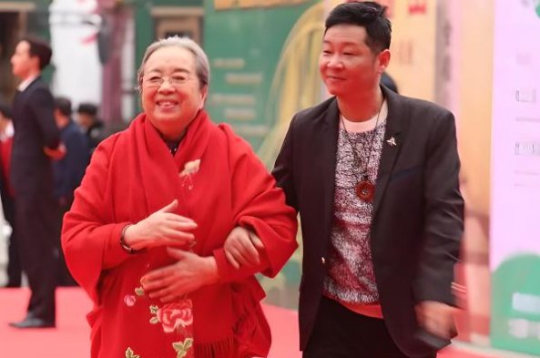 李明启亲儿子叫什么名字