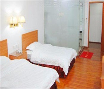 美女空姐住店发现探头，竟然正对着洗浴室。单身女子入住酒店有哪些注意事项？