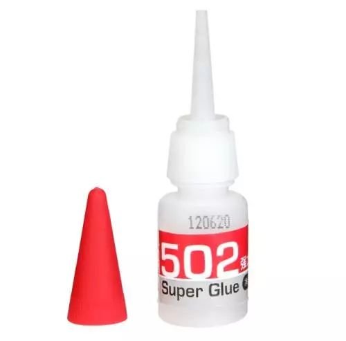 青岛一男孩被浇502胶水，他同学出于什么原因要浇他502胶水？