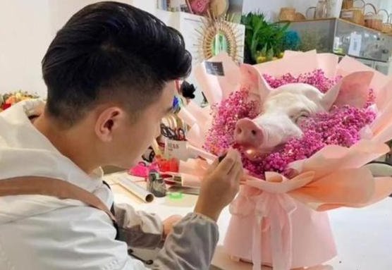 女子收到谈了5年男友寄来的礼物，拆开一细节网友慕了，里面到底放了什么？