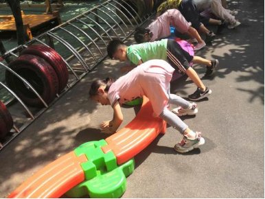 男孩楼顶攀爬妈妈求教育方法