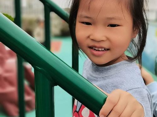 男孩楼顶攀爬妈妈求教育方法