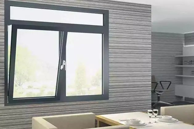 江苏一小孩关阳台门时，玻璃门突然发生倾倒，为什么好好的推拉门会掉下来？