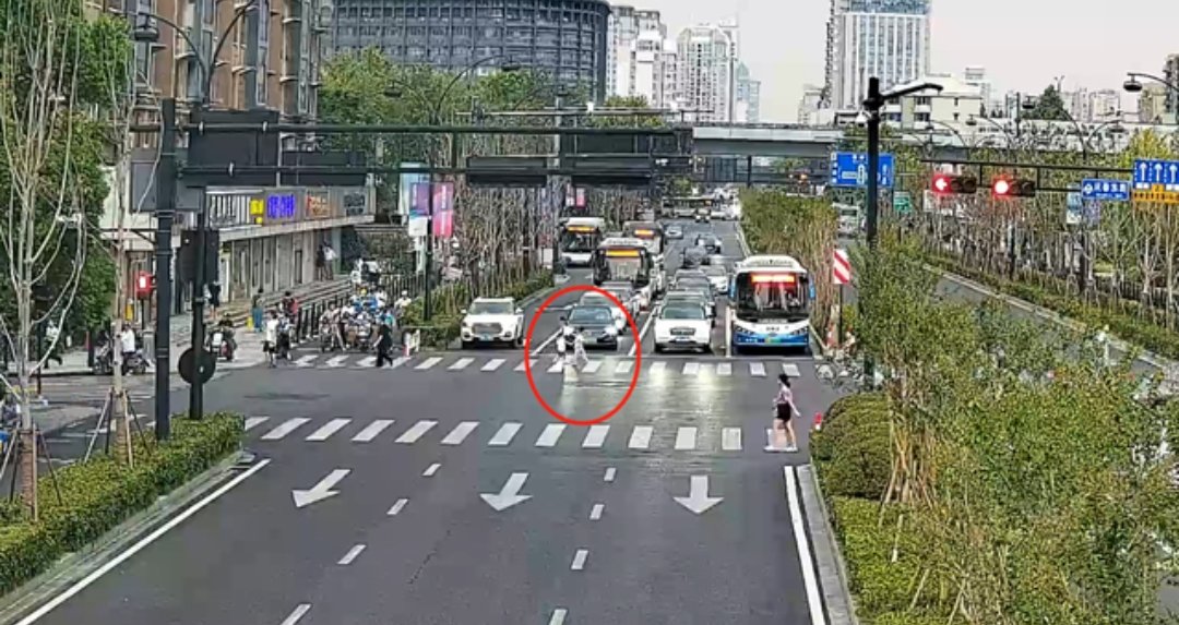 杭州4岁哥哥牵着3岁弟弟徒步两公里，民警暴雨中找回，如何预防孩子走失？